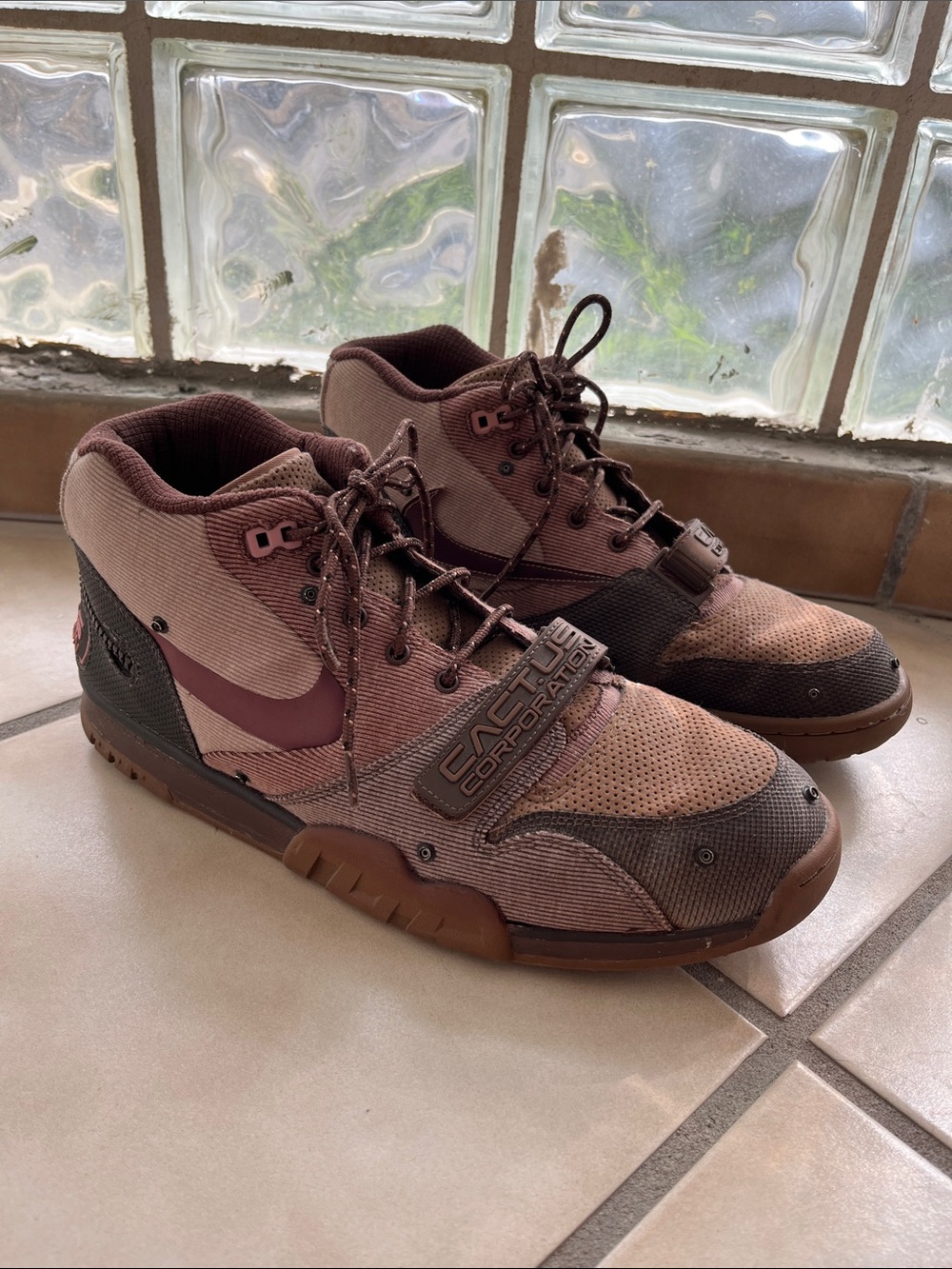 Air Trainer 1 x CACT.US CORP
Archaeo Brown and Rust Pink
